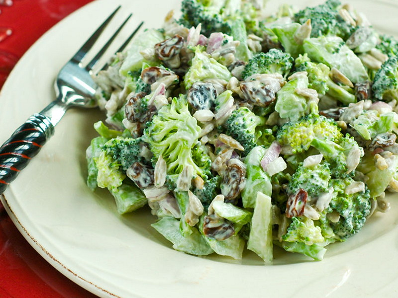 Салат с брокколи и курицей Салат с брокколи и курицей