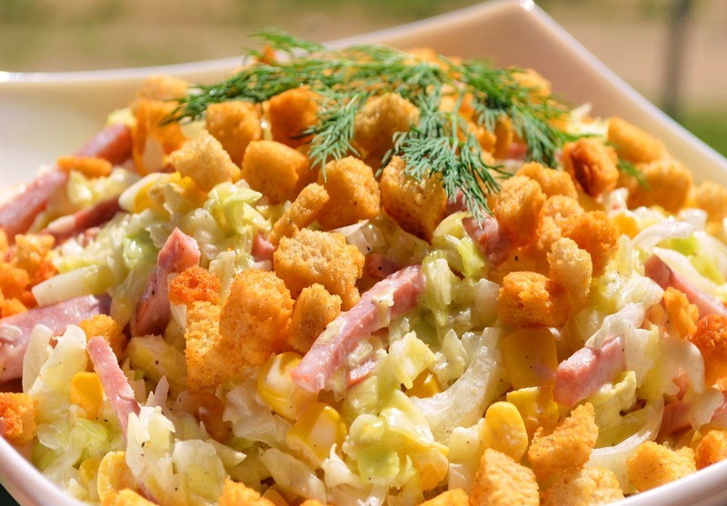 Салаты с кириешками и колбасой и кукурузой Салаты с кириешками и колбасой и кукурузой