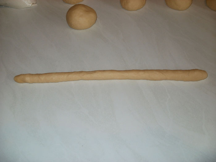 узелки из теста. плетенка из 5 жгутов. крендель с изюмом из теста. жгут из теста. жгут теста.