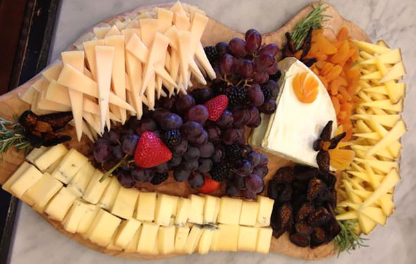 Украшение сырной тарелки. Сырная нарезка. Красиво нарезать сыр. Украшение сырной тарелки. Сырная тарелка.