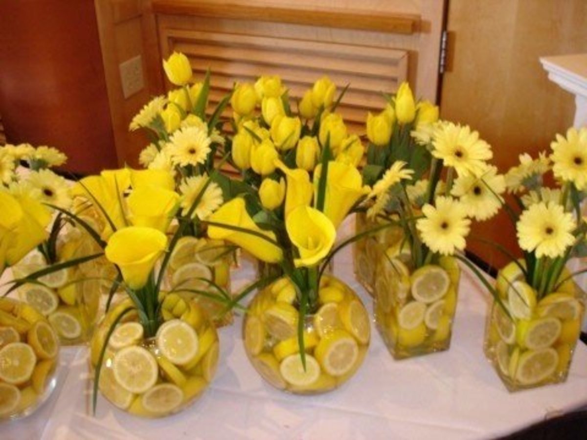Лимоны в вазе с цветами