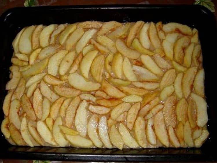 Пироги с яблоками в духовке. Шарлотка на плоском протвине. Яблочный пирог в духовке на протвине. Шарлотка в духовке. Яблочный пирог на протвине.