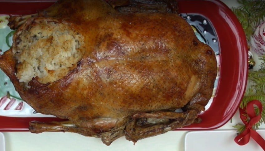 Утка с рисом в духовке в рукаве. Гусь фаршированный рисом в духовке. Утка фаршированная рисом. Фаршированный гусь в духовке. Утка фаршированная рисом.